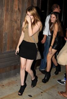 Emma Roberts feet photo thumbnail