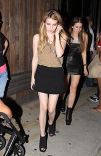 Emma Roberts feet photo thumbnail