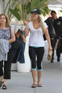 Ali Larter feet photo thumbnail