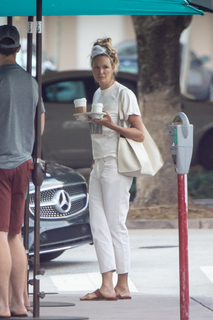 Elle Macpherson feet photo thumbnail