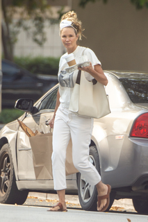 Elle Macpherson feet photo thumbnail