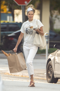 Elle Macpherson feet photo thumbnail