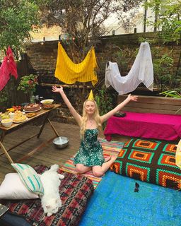 Anya Taylor-Joy feet photo thumbnail