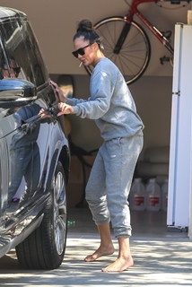 Chrissy Teigen feet photo thumbnail