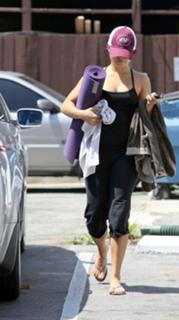 Vanessa Hudgens feet photo thumbnail