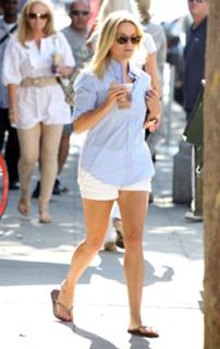 Reese Witherspoon feet photo thumbnail