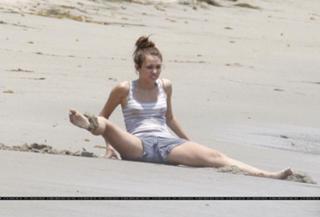 Miley Cyrus feet photo thumbnail