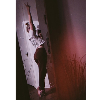 Emily Osment feet photo thumbnail