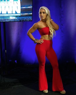 Amanda Saccomanno feet photo thumbnail