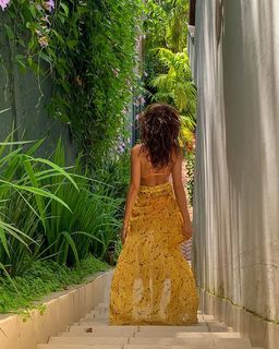 Isis Valverde feet photo thumbnail