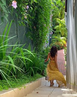 Isis Valverde feet photo thumbnail