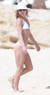 Kelly Ripa feet photo thumbnail