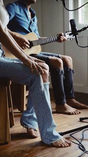Alexis Ren feet photo thumbnail