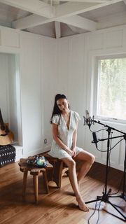 Alexis Ren feet photo thumbnail