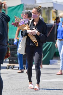 Brie Larson feet photo thumbnail