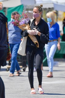 Brie Larson feet photo thumbnail