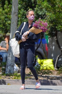Brie Larson feet photo thumbnail
