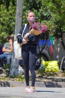 Brie Larson feet photo thumbnail