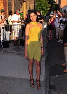 Freida Pinto feet photo thumbnail