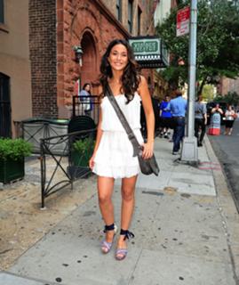Emmanuelle Chriqui feet photo thumbnail