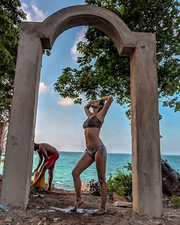 Ashley James feet photo thumbnail