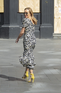 Amanda Holden feet photo thumbnail