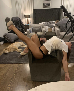 Jessie James Decker feet photo thumbnail