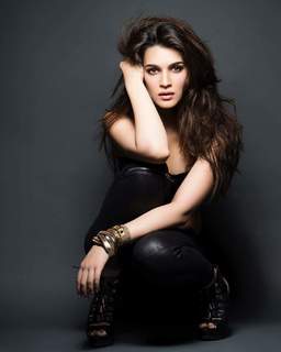 Kriti Sanon feet photo thumbnail