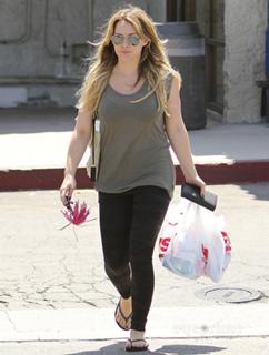 Hilary Duff feet photo thumbnail