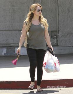 Hilary Duff feet photo thumbnail