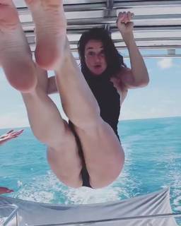 Shailene Woodley feet photo thumbnail
