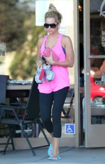 Ashley Tisdale feet photo thumbnail