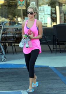 Ashley Tisdale feet photo thumbnail