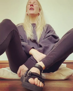 Ellie Goulding feet photo thumbnail