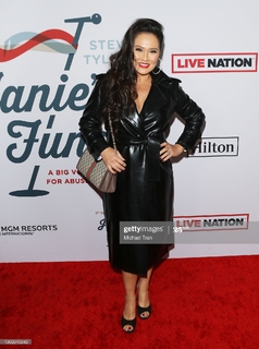 Tia Carrere feet photo thumbnail
