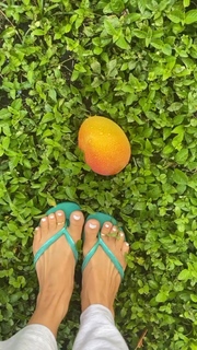 Kino MacGregor feet photo thumbnail