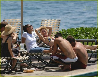 Mila Kunis feet photo thumbnail