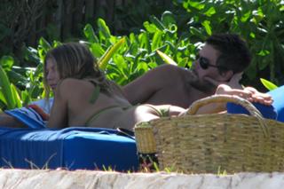 Fergie feet photo thumbnail