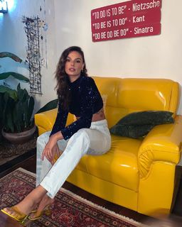 Isis Valverde feet photo thumbnail