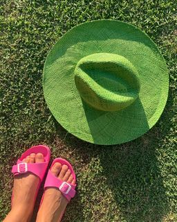 Isis Valverde feet photo thumbnail