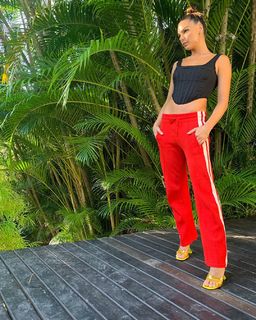 Isis Valverde feet photo thumbnail