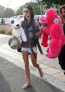 Alessandra Ambrosio feet photo thumbnail