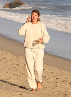 Sofia Richie feet photo thumbnail