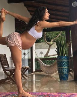 Isis Valverde feet photo thumbnail