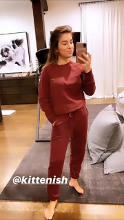 Jessie James Decker feet photo thumbnail