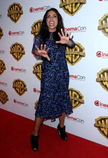 Rosario Dawson feet photo thumbnail