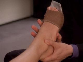 Kristin Davis feet photo thumbnail