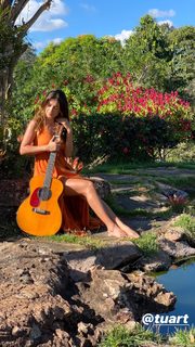 Paula Fernandes feet photo thumbnail