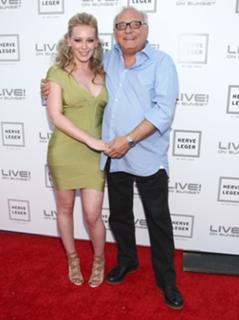 Hilary Duff feet photo thumbnail