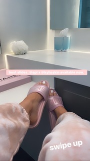 Kylie Jenner feet photo thumbnail